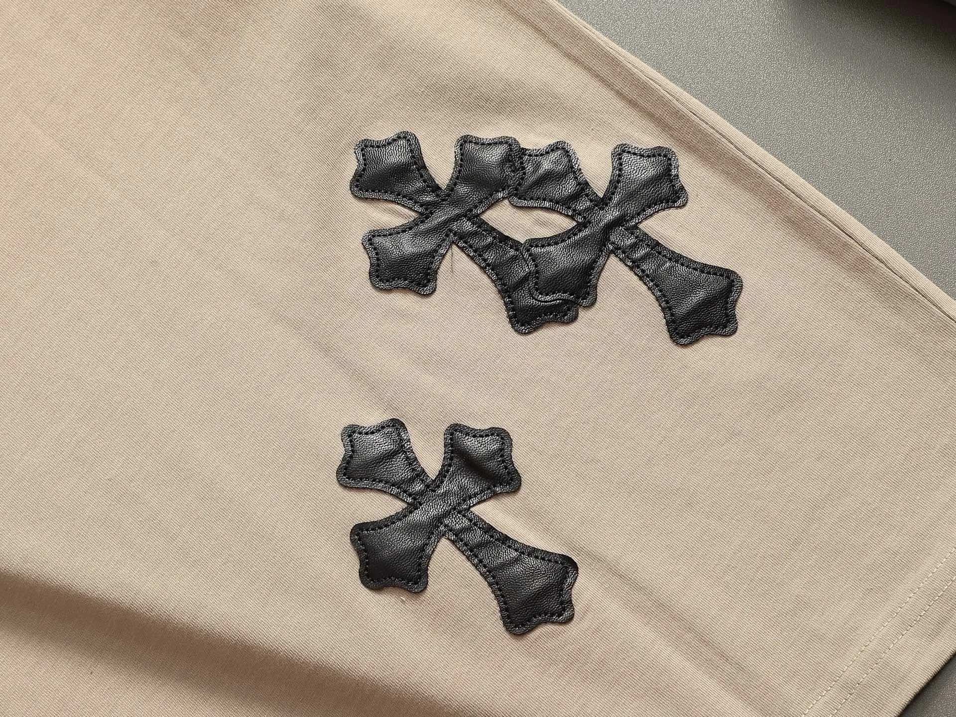🅿️220 Chrome hearts ch Chrome hearts cross leather short-sleeved T-shirts. Large version. Loose and stylish. The difference is the low version, the slim version, the upper body and the crotch. 100% commitment: top quality, not fast food. The highest version on the market. Top quality, 320 grams. 26 custom-dyed double yarn cotton, same style for men and women, complete with three standards. Color: black, purple, brown, khaki Size: XS-L Size chart: